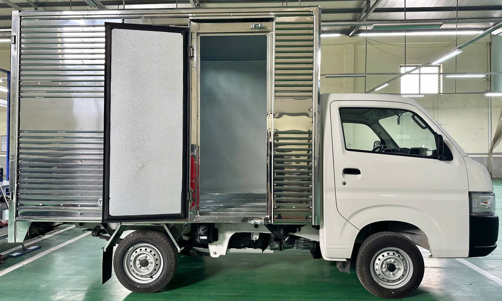 SUZUKI CARRY PRO 2025 750kg Euro5 (thùng kín inox dài 2m7)