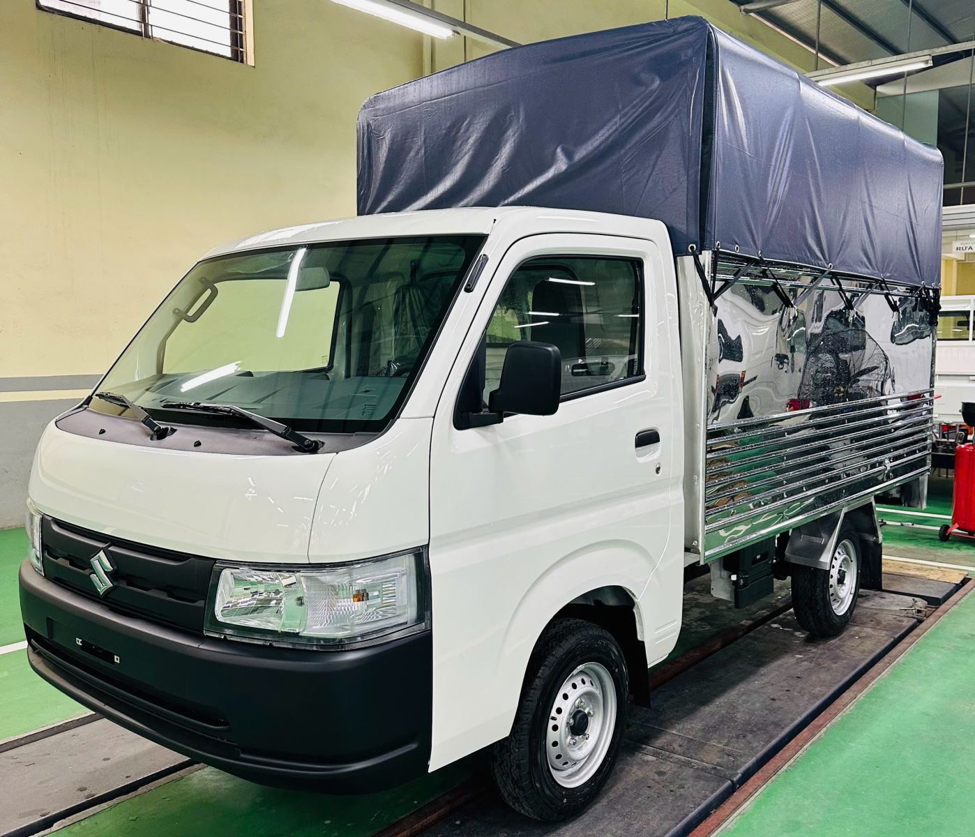 SUZUKI CARRY PRO 2025 770kg Euro5 ( thùng bạt inox dài 2m7 )